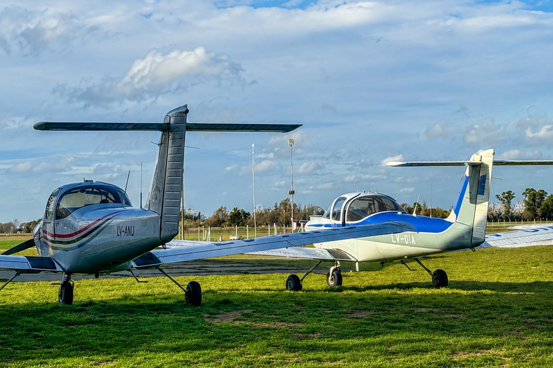 Las dos aeronaves Piper PA-38 Tomahawk de Plataforma Norte, LV-ANJ y LV-OIA, en el aeródromo de Venado Tuerto
